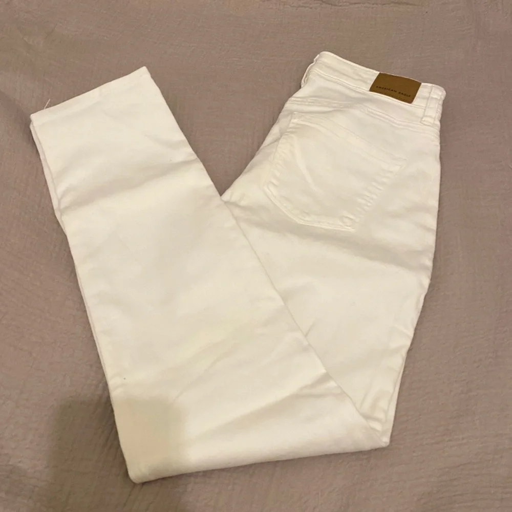 American Eagle white Mom jeans . Size 00 New